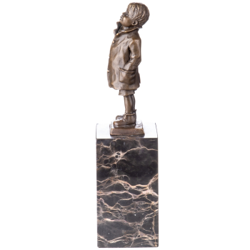 Art Deco Bronzefigur Junge mit Mantel - auf Marmorsockel